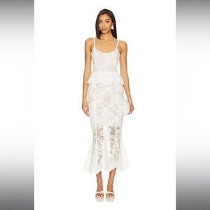 Vinetta Set in White Chantilly Lace V. Chapman